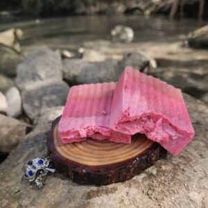 סבון מנגו שמן קלנדולה  עם ריח מנגו , ליים , בזיליקום