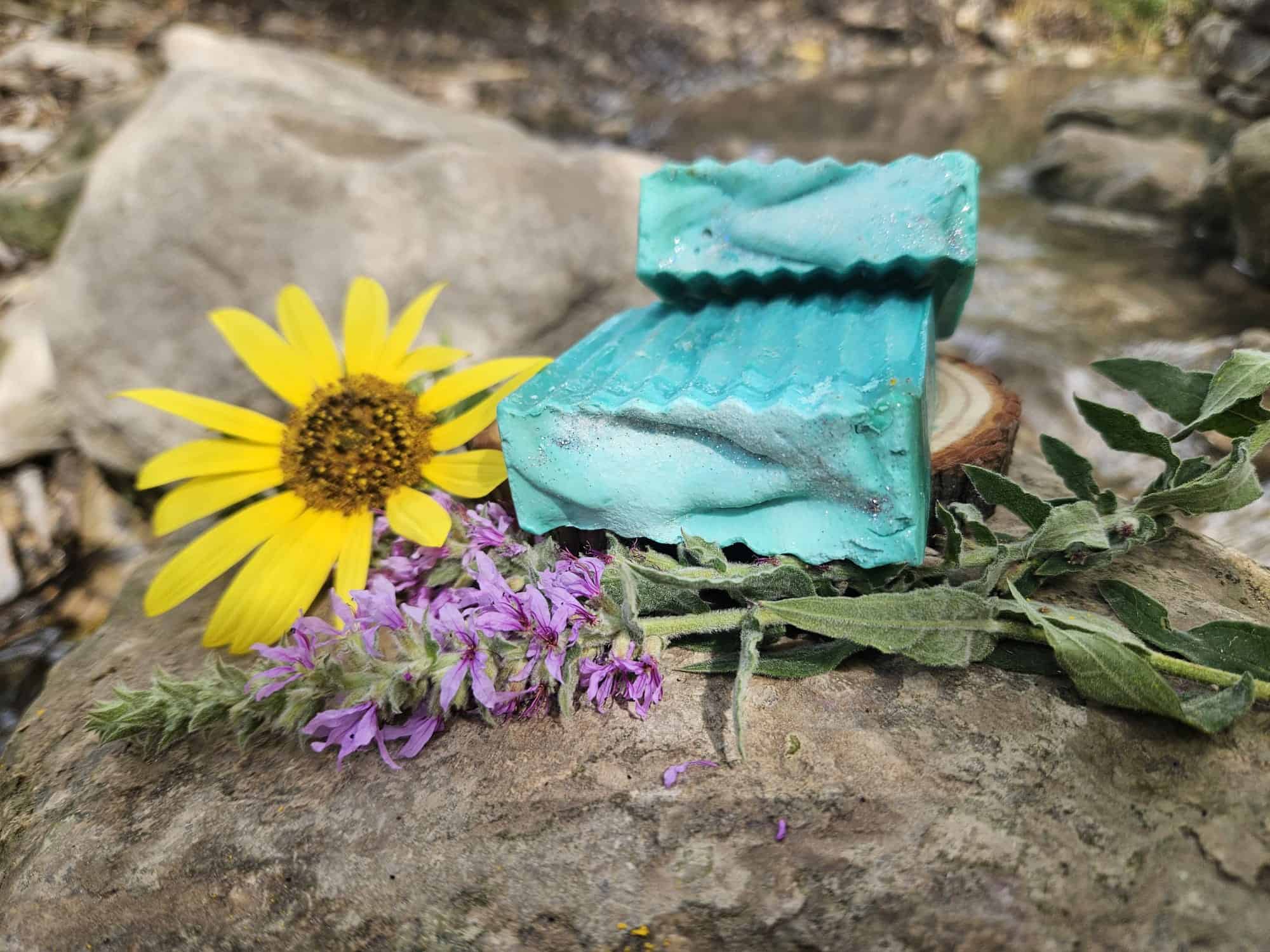 סבון נוביי גוד עם חימר ירוק עם ריח עץ אשוח