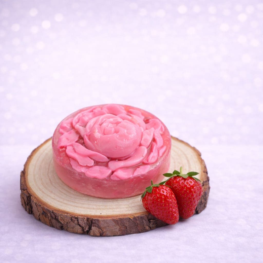 סבון מחלב עזים עם ריח של תות