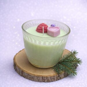 נר עם ריח של עץ אשוח וטוניק