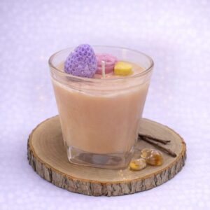 נר עם ריח של שרפים ועצים